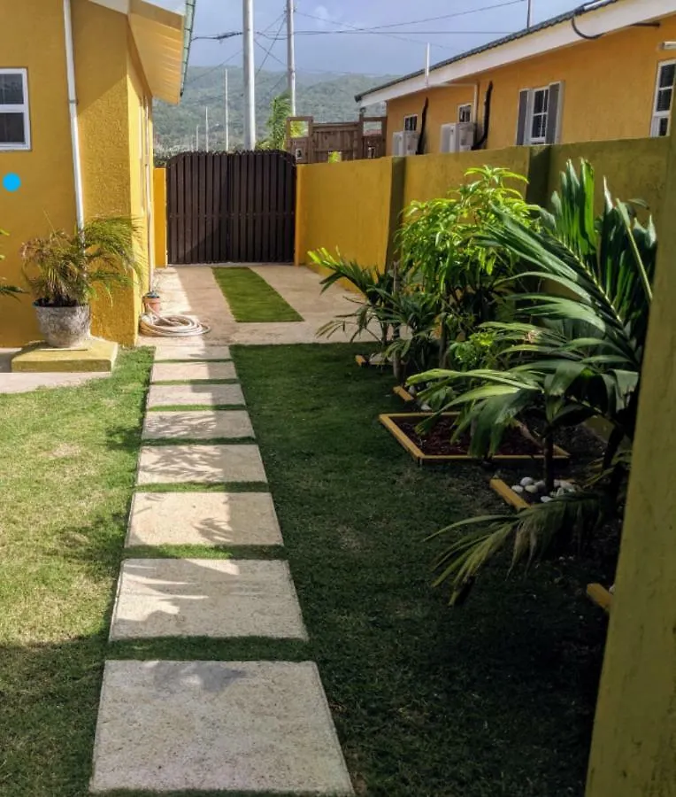 Guest house Zade'S Vacation Home Mammee Bay